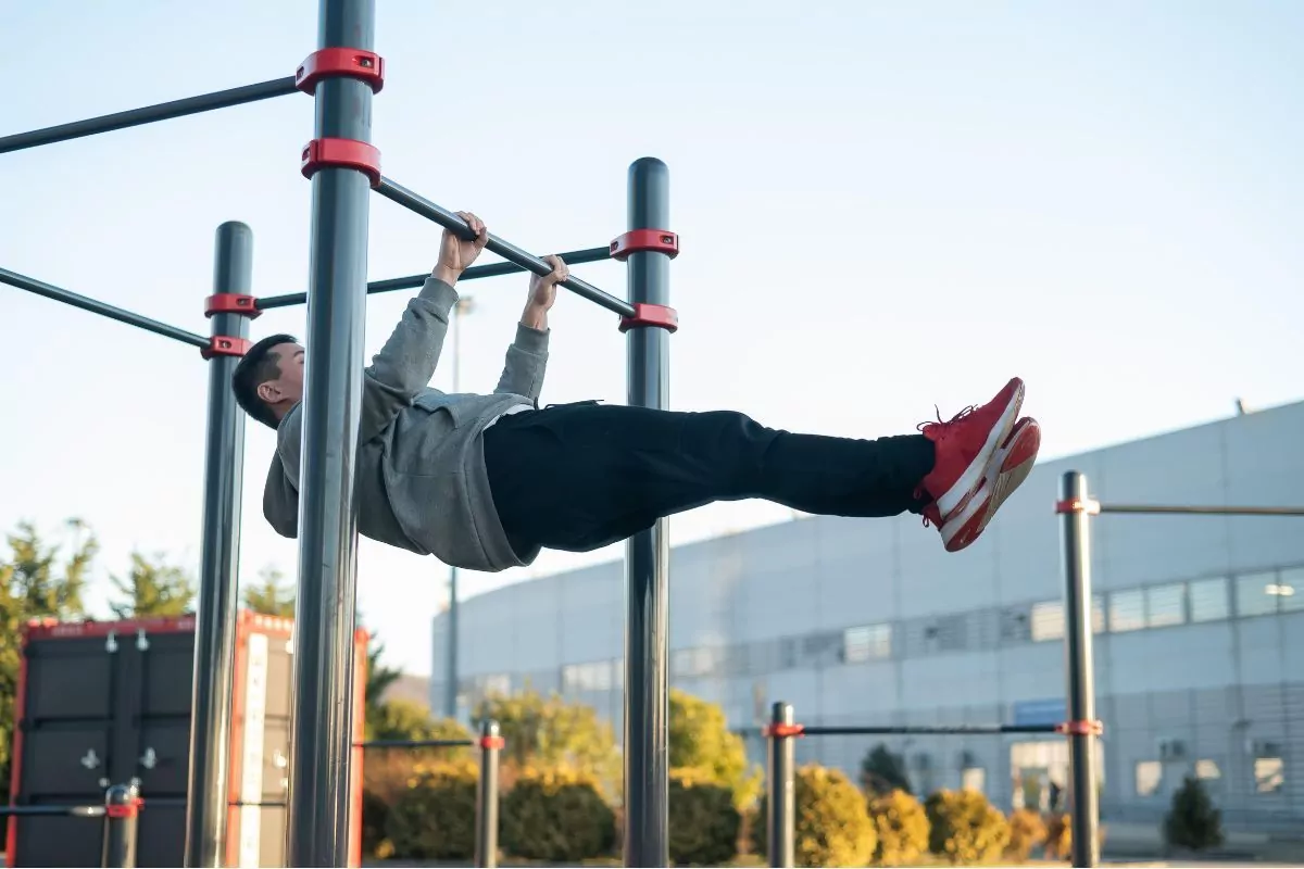 Podciąganie na drążku dla początkujących – właściwa technika i efekty ćwiczenia