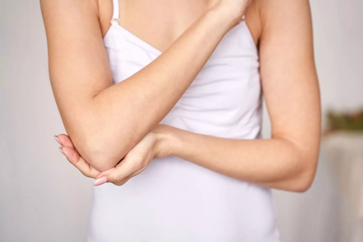 ćwiczenia na łokieć tenisisty poprawiają funkcję stawu i zmniejszają ból