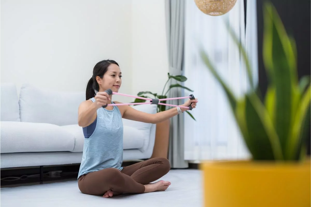 Najlepsze ćwiczenia z taśmą oporową dla treningu całego ciała